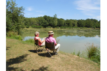 Moment de détente au bord d'un étang  Dombes Tourisme N.K